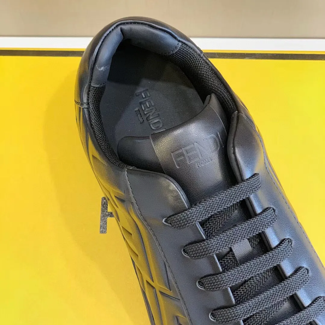 Factory Price: 400💰 Sun] FENDI Classic Comfort Men's, this sophisticated sneaker is handcrafted from soft calfskin. Mesh inner surface, ultra-light rubber material and rough outsole. This unique thin style is suitable for the casual and exquisite sensibility of this season. It is comfortable and natural on the feet. It is an everyday style for casual travel in autumn and winter! Code number: 38/44, customized 45